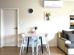 Dining - Modern Comfy 3 Bedrooms House in Chartwell (Hamilton)