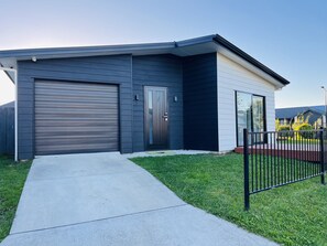 Exterior - Modern Comfy 3 Bedrooms House in Chartwell (Hamilton)