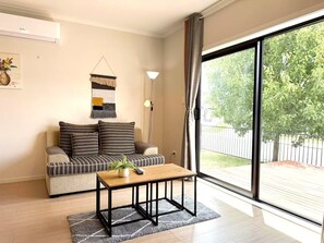 Smart TV, books - Modern Comfy 3 Bedrooms House in Chartwell (Hamilton)