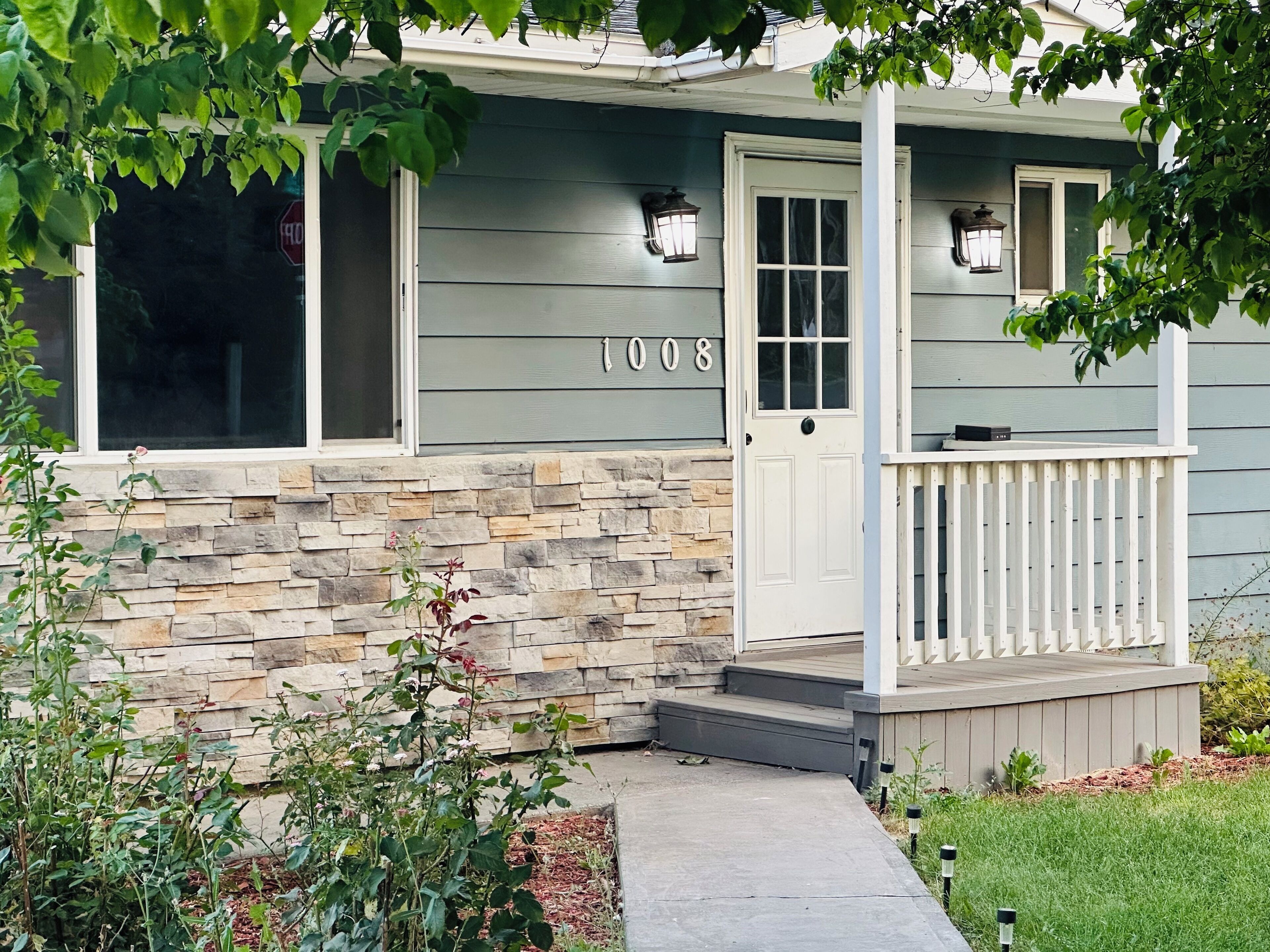 Fully Fenced Backyard, Fire Pit, BBQ, Sunset Views, Family & Pet Friendly! Fenced Back Yard