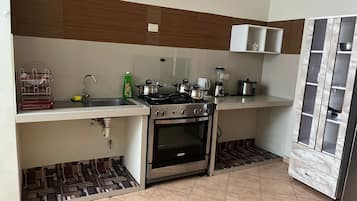 Four, blender, batterie de cuisine, vaisselle et ustensiles
