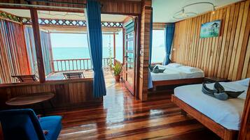 Kahden hengen deluxe-huone (yksi tai kaksi sänkyä), merinäköala | Vuodevaatteet