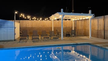 Una piscina al aire libre, una piscina climatizada