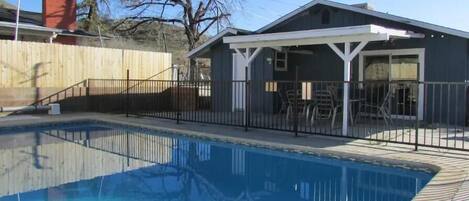 حمّام سباحة خارجي، حمّام سباحة مُدفَّأ