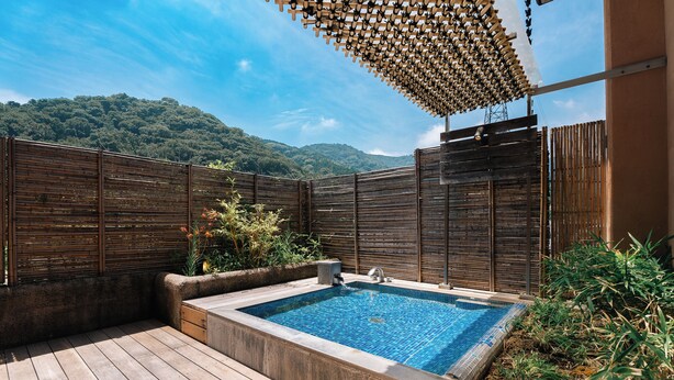 A wooden deck with a rectangular pool, surrounded by a wooden fence and plants. - Oyado Uoki (Yugawara)