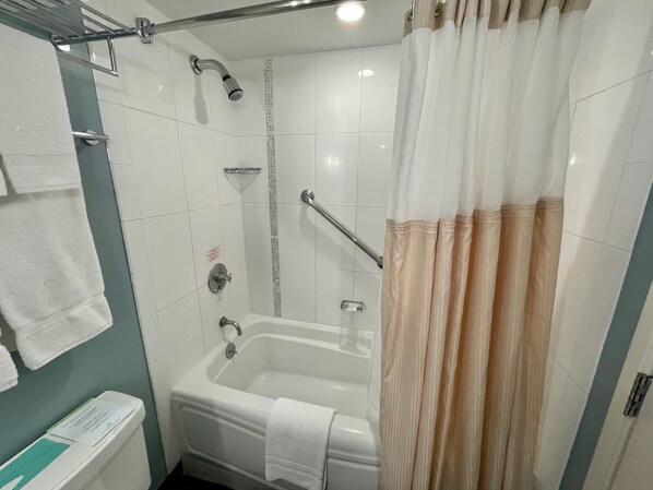 A bathroom with a bathtub, a shower, and a toilet. - Last Minute Spacial! Oceanview's on 31st Flr (Honolulu)