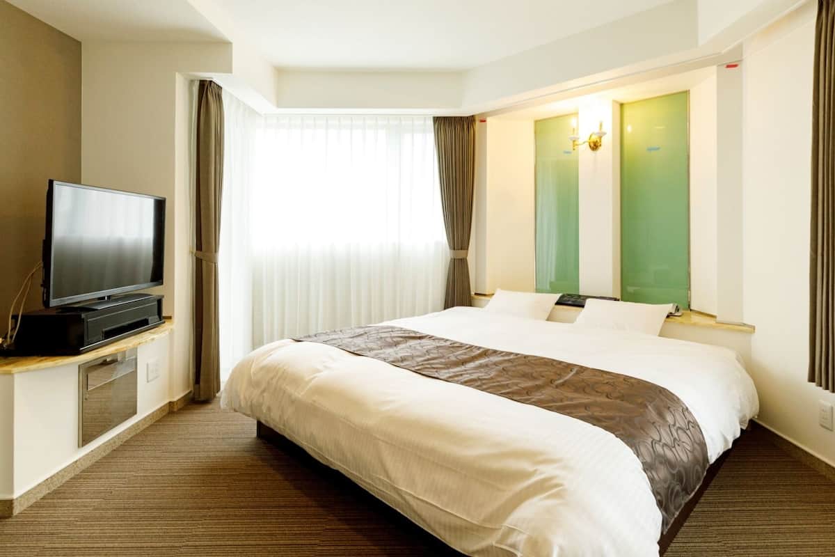 In-room safe, desk, blackout drapes, WiFi (free)