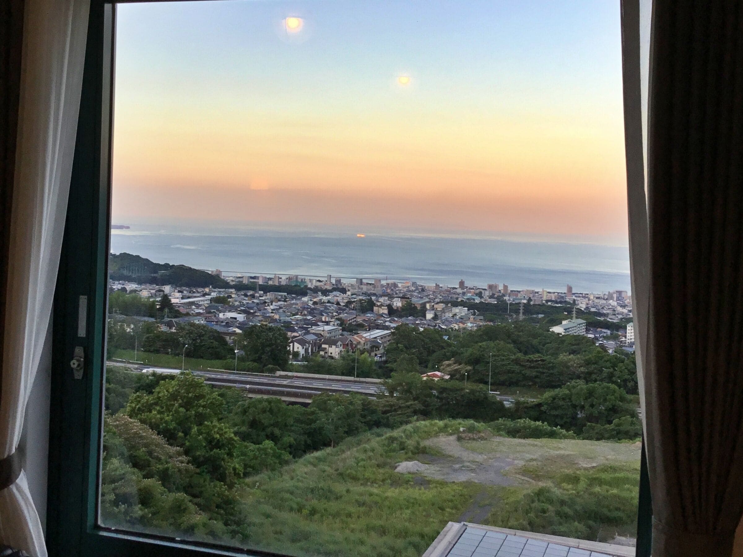 客房内保险箱、办公桌、遮光窗帘、免费 WiFi