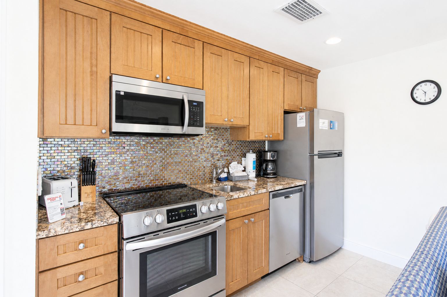 Coffee/tea maker, fridge, microwave, oven