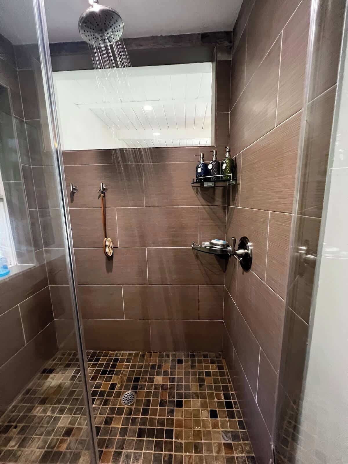 Dusche, Haartrockner, Shampoo