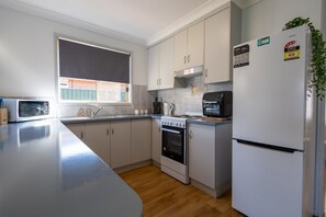 Fridge, microwave, oven, stovetop - Davidson - Family Getaway, Pets Allowed (Dubbo)
