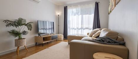 Télévision, cheminée, espaces bureaux