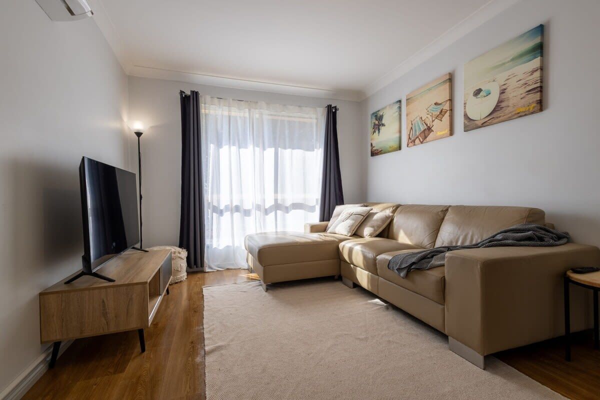 Televisie, een open haard en een kantoor