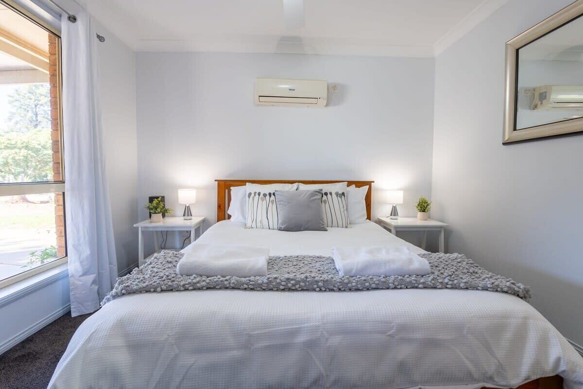 3 habitaciones, escritorio y tabla de planchar con plancha 