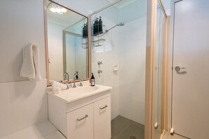 Shower, hair dryer, towels, shampoo - Davidson - Family Getaway, Pets Allowed (Dubbo)