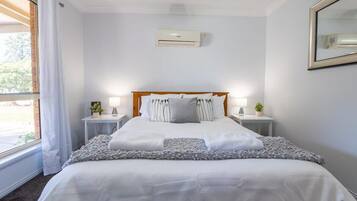 3 chambres, bureau, fer et planche à repasser, lit parapluie