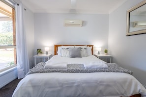 3 makuuhuonetta, työpöytä, silitysrauta/-lauta, vauvan matkasänky