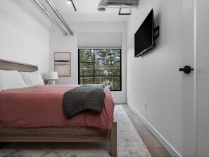 1 bedroom, iron/ironing board, WiFi, bed sheets - Hot Tubs I King BR + Sofa I Near Wineries (Traverse City)