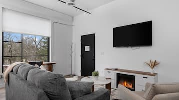 TV, peis og kontorer