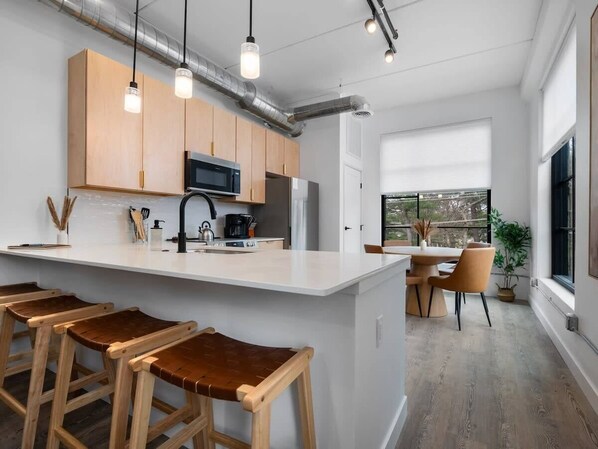 Réfrigérateur, micro-ondes, four, plaque de cuisson