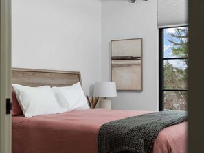 1 غرفة نوم ومكتب ومكواة/لوح كي وسرير سفر