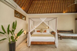 Escritorio, tabla de planchar con plancha, wifi gratis y ropa de cama