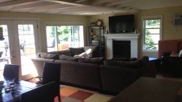 Cottage Mewah | Area keluarga | Televisi LCD 65-inci dengan saluran TV digital, Netflix, dan Hulu