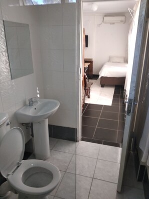 Familien-Studiosuite, Mehrere Betten, Nichtraucher, Kamin | Badezimmer | Dusche, Hydromassagedusche, Handtücher