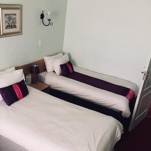 Standard-Zweibettzimmer, 2 Einzelbetten | 1 Schlafzimmer, individuell dekoriert, individuell eingerichtet