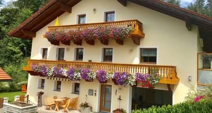 Ferienwohnung 'Haus Peschl Fewo 1' mit Terrasse, Gemeinschaftsgarten und WLAN