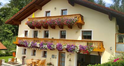 Ferienwohnung 'Haus Peschl Fewo 2' mit Balkon, Gemeinschaftsgarten und WLAN