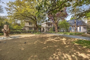 A park with a statue, a paved walkway, and two historic buildings. - Apartment 'Fewo Sonnenschein' with Balcony and Wi-Fi (Hannover)