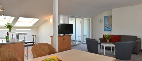 Een televisie, een tafeltennistafel en een stereo