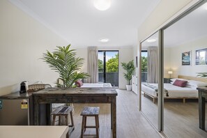 Iron/ironing board, WiFi, bed sheets