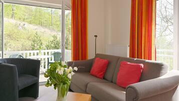 Tv, bordtennisbord, stereoanlæg