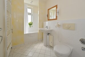 Douche, sèche-cheveux, serviettes fournies