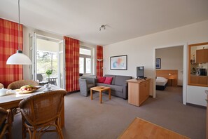 TV, bordtennis og stereoanlegg