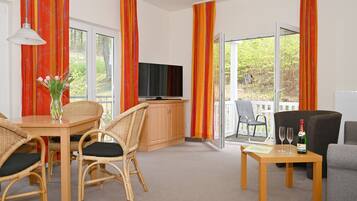 Fernseher, Tischtennisplatte, Stereoanlage