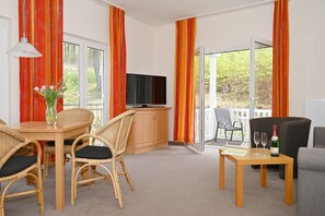 Fernseher, Tischtennisplatte, Stereoanlage