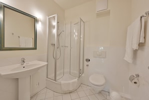 Douche, sèche-cheveux, serviettes fournies