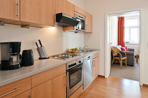 Frigorifero, microonde, forno, piano cottura