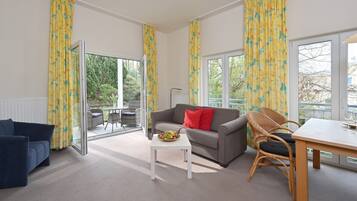 Fernseher, Tischtennisplatte, Stereoanlage