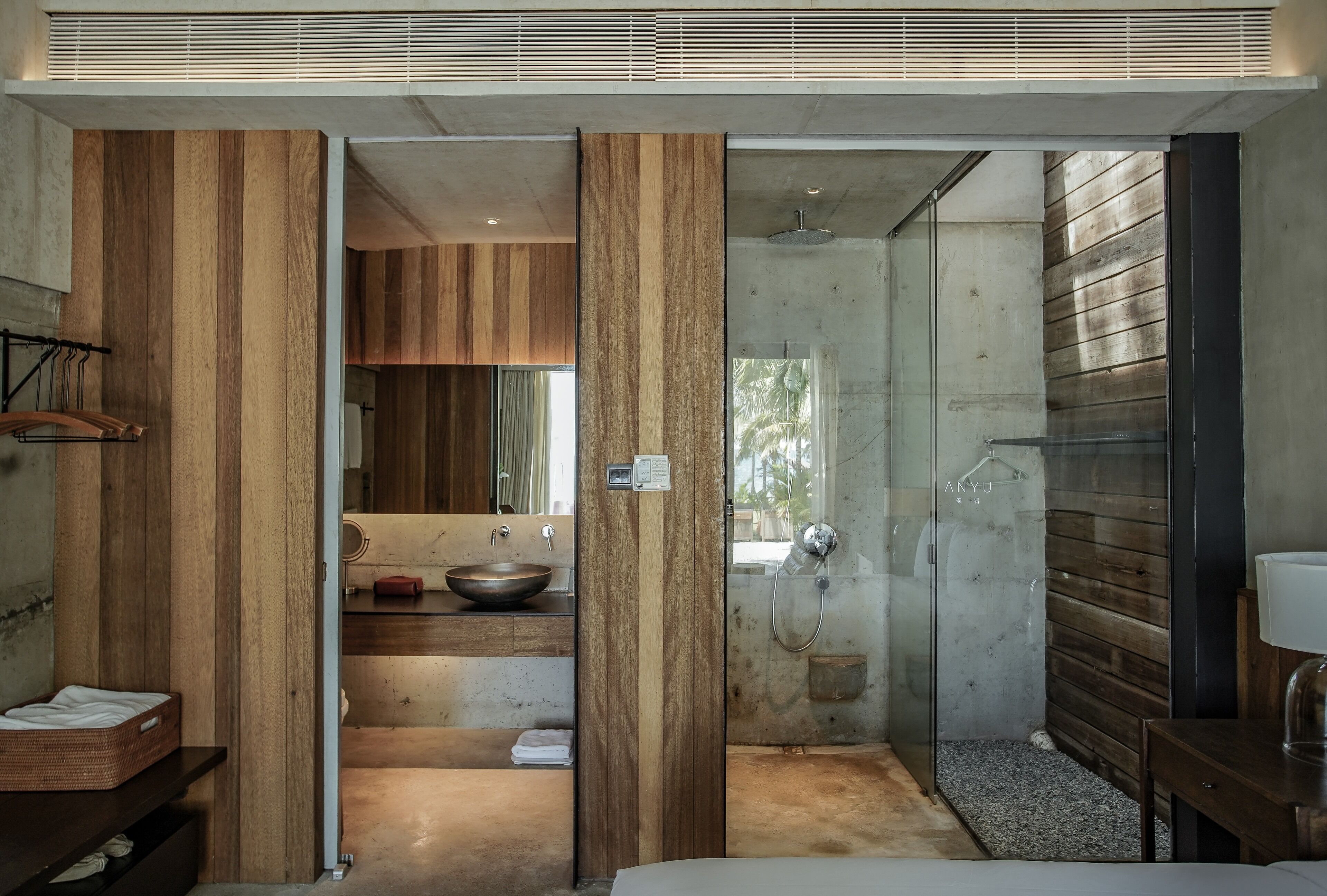 Superior tweepersoonskamer | Badkamer | Een douche, een regendouche, designer toiletartikelen, een haardroger