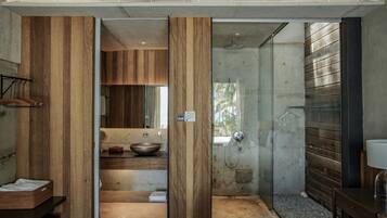 Superior tweepersoonskamer | Badkamer | Een douche, een regendouche, designer toiletartikelen, een haardroger