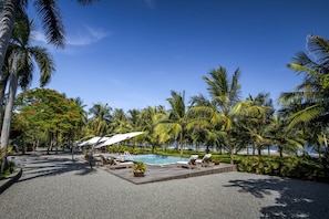 Una piscina al aire libre