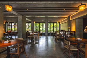 Frokost med lokale retter er inkludert hver dag