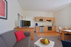 Fernseher, Tischtennisplatte, Stereoanlage