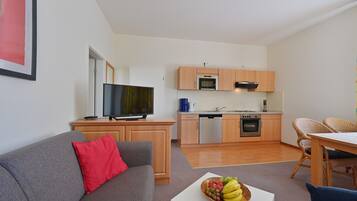 Fernseher, Tischtennisplatte, Stereoanlage