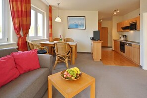 Tv, bordtennisbord, stereoanlæg