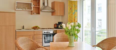 ثلاجة، ميكروويف، فرن، موقد طهي مسطح